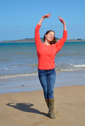 A la mer, sous le soleil. Danser les yeux fermés. Bretagne, France, 09/04/2013
